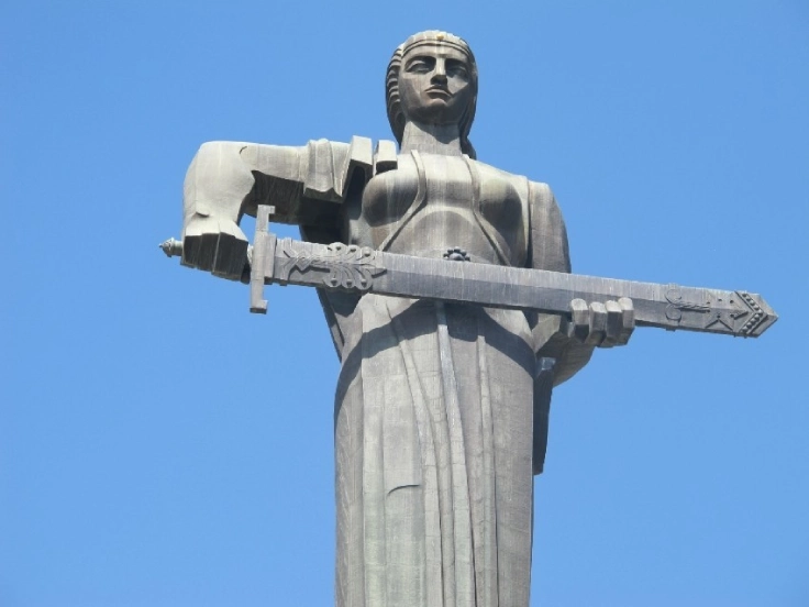 تاریخچه مجسمه مادر ارمنستان